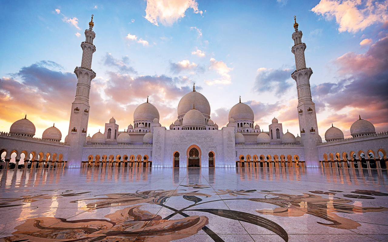 Explore the Sheikh Zayed Grand Mosque