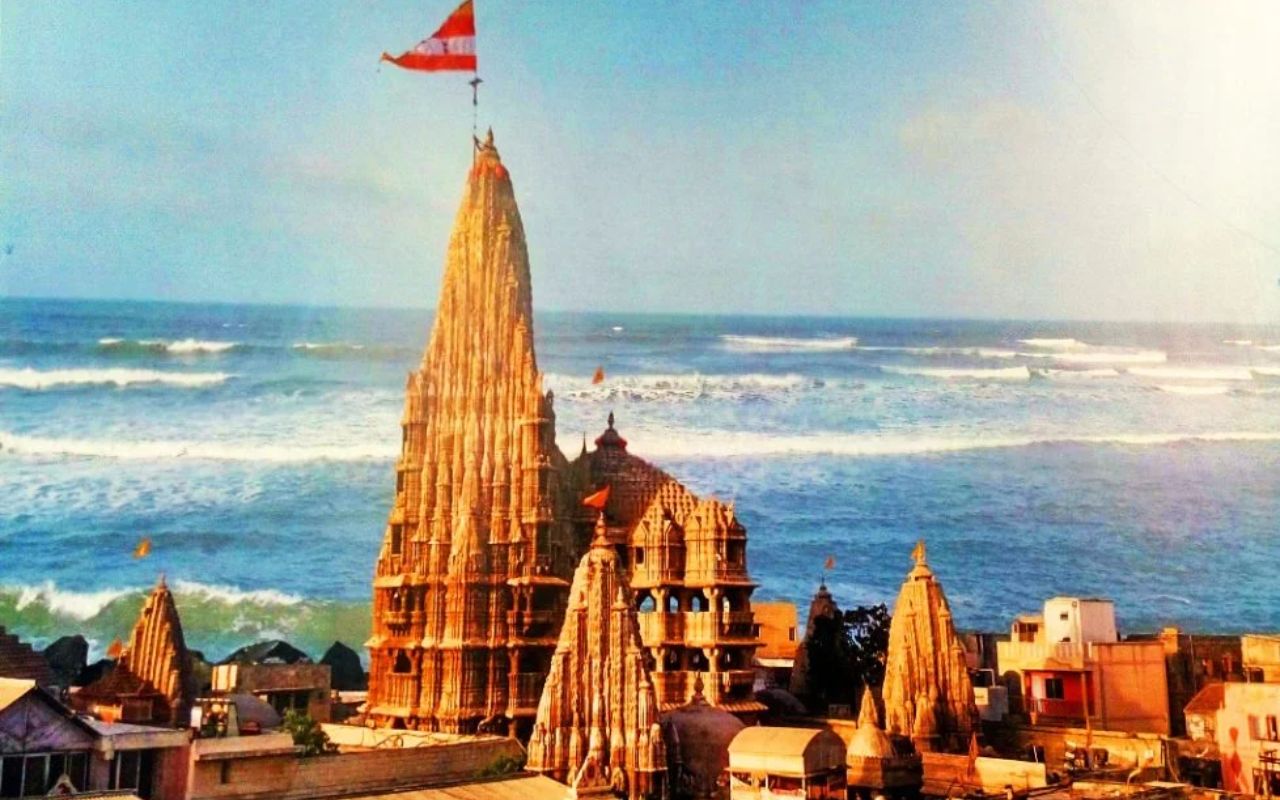 Visit the Dwarkadhish Temple